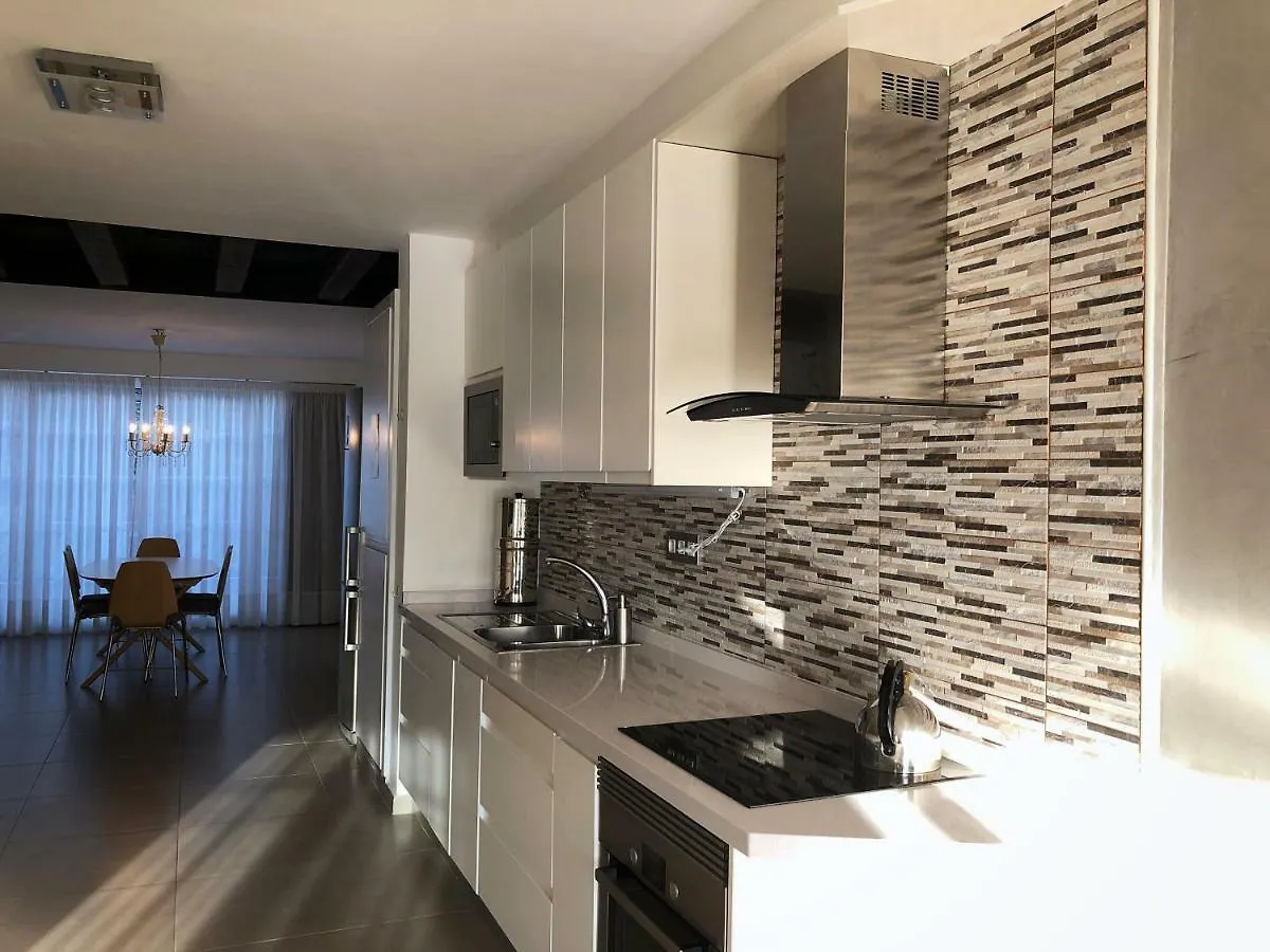 מלון אדחה El Galeon Townhouse